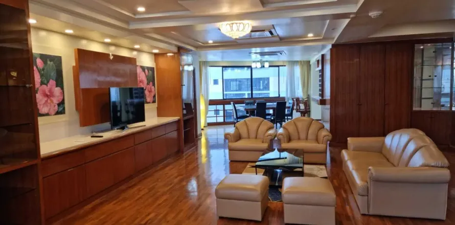 Condo in Khlong Toei, Bangkok, Thailand, 3 bedrooms  № 158425