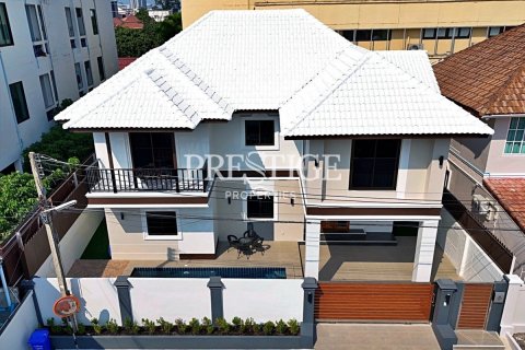 House in Pattaya, Thailand 6 bedrooms № 197738