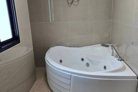 House in Bang Kaeo, Thailand 5 bedrooms № 160471 - photo 6