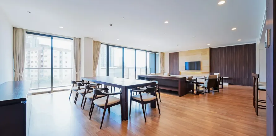 Condo in Watthana, Bangkok, Thailand, 3 bedrooms  № 160470