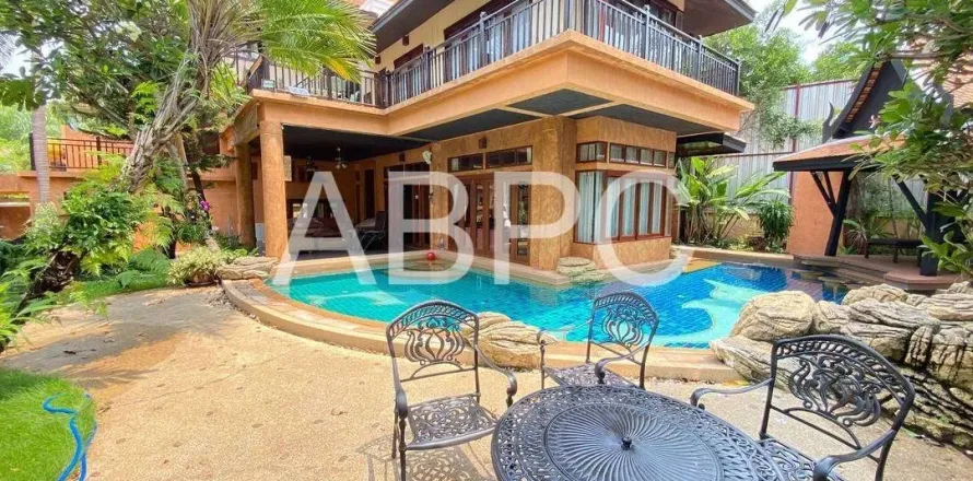 Casa de 4 dormitorios en Pattaya, Tailandia № 211336