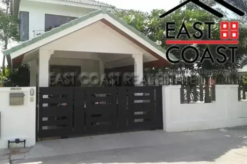 Casa de 4 dormitorios en Pattaya, Tailandia № 212929 - foto 2