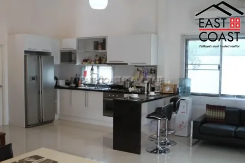Casa de 4 dormitorios en Pattaya, Tailandia № 212929 - foto 4