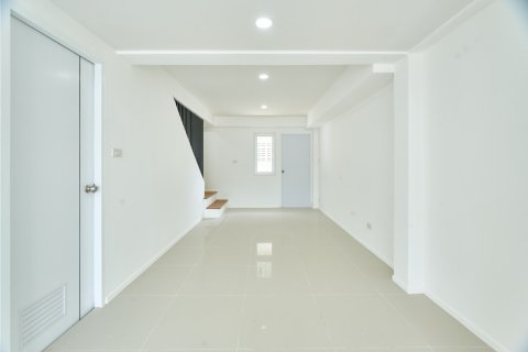 Townhouse in San Sai, Thailand 2 bedrooms № 159364 - photo 4