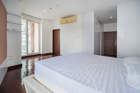 Condo in Bangkok, Thailand, 4 bedrooms  № 181025 - photo 17