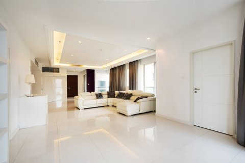 Condo in Bangkok, Thailand, 4 bedrooms  № 181025 - photo 18