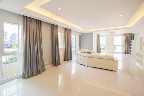 Condo in Bangkok, Thailand, 4 bedrooms  № 181025 - photo 2