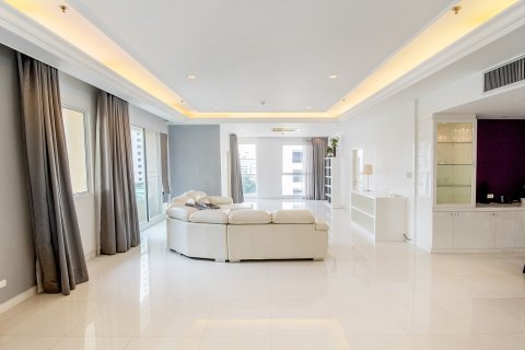 Condo in Bangkok, Thailand, 4 bedrooms  № 181025 - photo 3