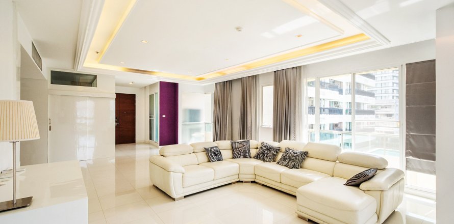 Condo in Bangkok, Thailand, 4 bedrooms  № 181025