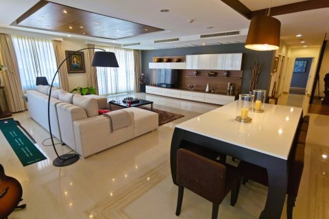 Condo in Bangkok, Thailand, 4 bedrooms  № 181030 - photo 4