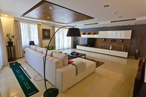 Condo in Bangkok, Thailand, 4 bedrooms  № 181030 - photo 3