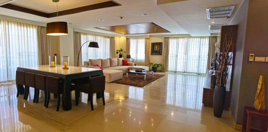 Condo in Bangkok, Thailand, 4 bedrooms  № 181030