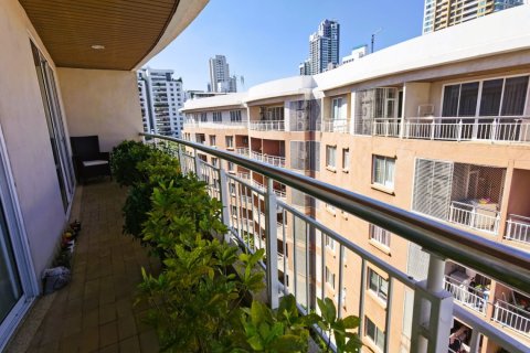 Condo in Bangkok, Thailand, 4 bedrooms  № 181030 - photo 14