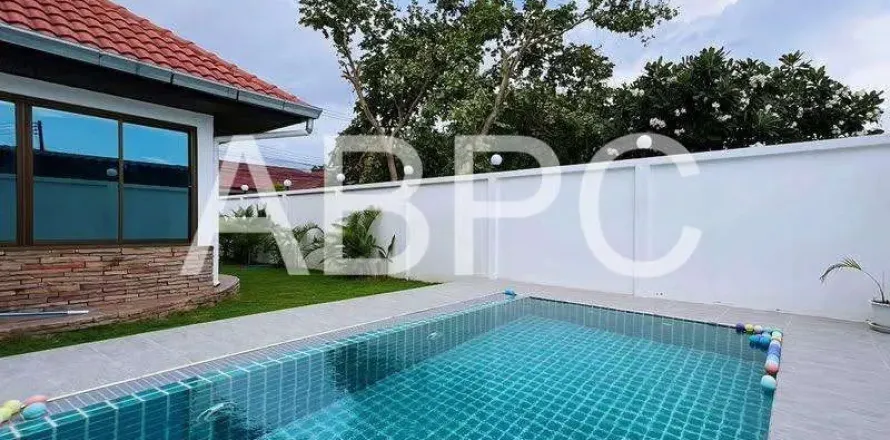 Casa de 4 dormitorios en Pattaya, Tailandia № 211742