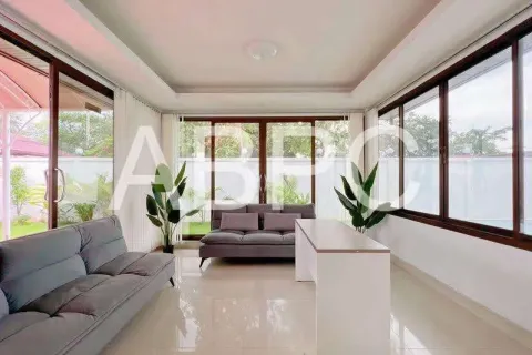 Casa de 4 dormitorios en Pattaya, Tailandia № 211742 - foto 4