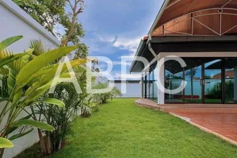 Casa de 4 dormitorios en Pattaya, Tailandia № 211742 - foto 3