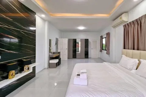 Casa de 4 dormitorios en Pattaya, Tailandia № 211742 - foto 16