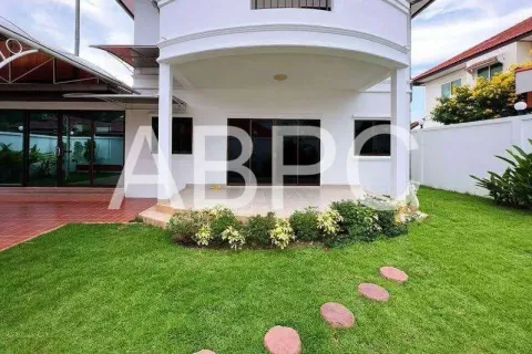 Casa de 4 dormitorios en Pattaya, Tailandia № 211742 - foto 12