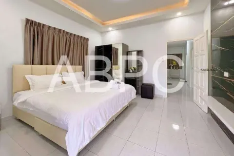 Casa de 4 dormitorios en Pattaya, Tailandia № 211742 - foto 10