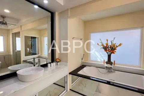 Casa de 4 dormitorios en Jomtien Beach, Pattaya, Tailandia № 211683 - foto 10
