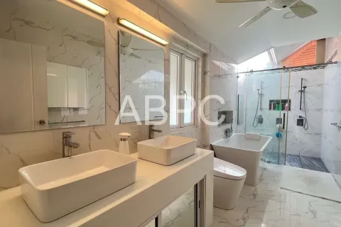 Casa de 4 dormitorios en Jomtien Beach, Pattaya, Tailandia № 211683 - foto 16