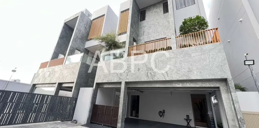 Casa de 4 dormitorios en Jomtien Beach, Pattaya, Tailandia № 211682