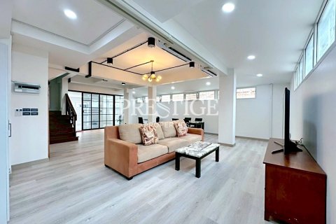 House in Pattaya, Thailand 4 bedrooms № 198634
