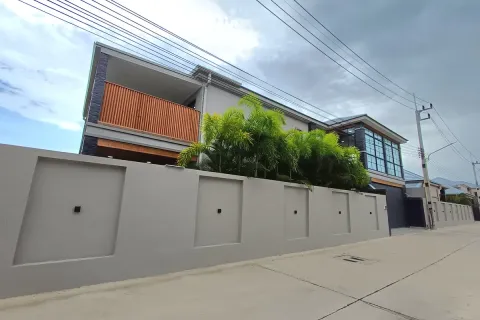 Casa de 5 dormitorios en Pattaya, Tailandia № 210659 - foto 3