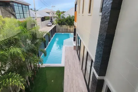 Casa de 5 dormitorios en Pattaya, Tailandia № 210660 - foto 16