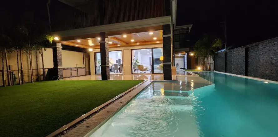 Casa de 5 dormitorios en Pattaya, Tailandia № 210660