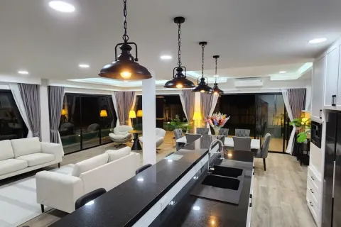 Casa de 5 dormitorios en Pattaya, Tailandia № 210660 - foto 5
