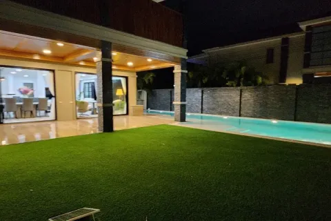 Casa de 5 dormitorios en Pattaya, Tailandia № 210660 - foto 2