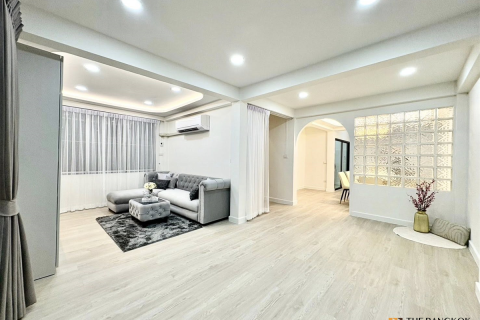 House in Bangkok, Thailand 5 bedrooms № 190345