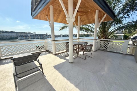 Condo in Phuket, Thailand, 2 bedrooms  № 173421 - photo 25