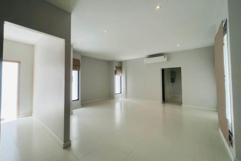 Villa in Chiang Mai, Thailand 5 bedrooms № 155387 - photo 12