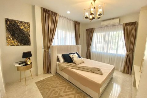 House in Pattaya, Thailand 5 bedrooms № 157728 - photo 8