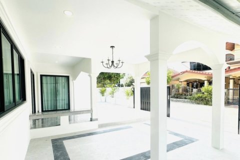 House in Pattaya, Thailand 3 bedrooms № 177813 - photo 4