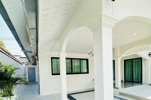 House in Pattaya, Thailand 3 bedrooms № 177813 - photo 2