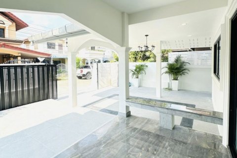 House in Pattaya, Thailand 3 bedrooms № 177813 - photo 11