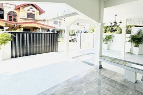 House in Pattaya, Thailand 3 bedrooms № 177813 - photo 12