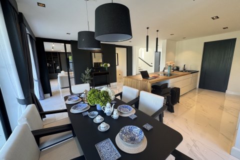 Villa in Pattaya, Thailand 6 bedrooms № 149103 - photo 8