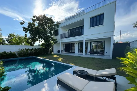 Villa in Pattaya, Thailand 6 bedrooms № 149103 - photo 2