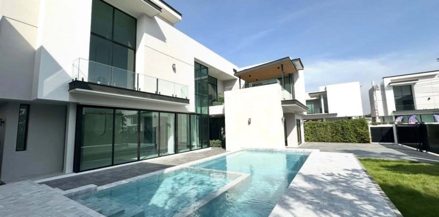 Villa in Bang Khen, Bangkok, Thailand 5 bedrooms № 154091