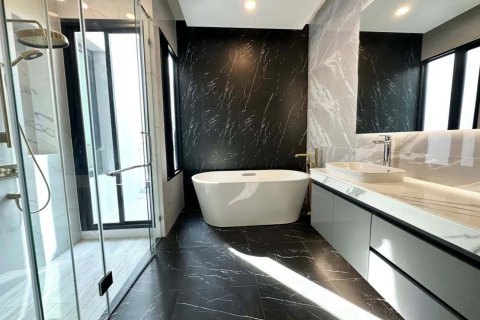 Villa in Bang Khen, Bangkok, Thailand 5 bedrooms № 154091 - photo 9