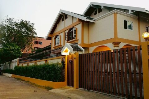 Дуплекс в Бангкапи, Бангкок, Таиланд с 4 спальнями № 149904 - фото 2