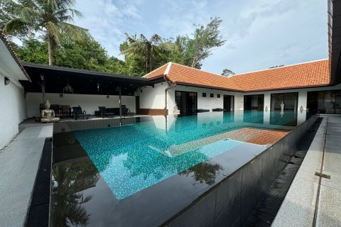 Villa in Ko Samui, Thailand 5 bedrooms № 136269 - photo 1