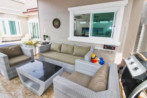 House in Pattaya, Thailand 6 bedrooms № 157729 - photo 2