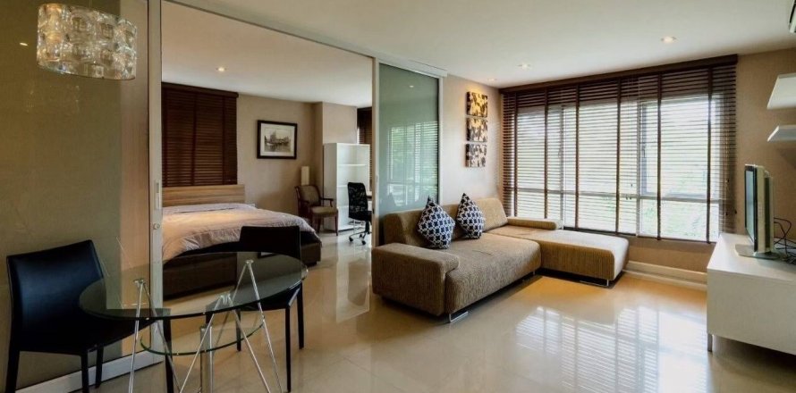 Studio in the Condo in Khlong Toei, Bangkok, Thailand  № 142090