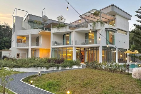 Villa in Chiang Mai, Thailand 5 bedrooms № 155327