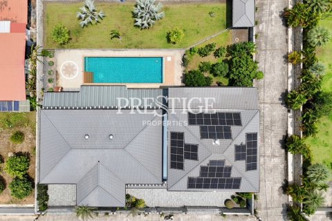 House in Pattaya, Thailand 4 bedrooms № 197619
